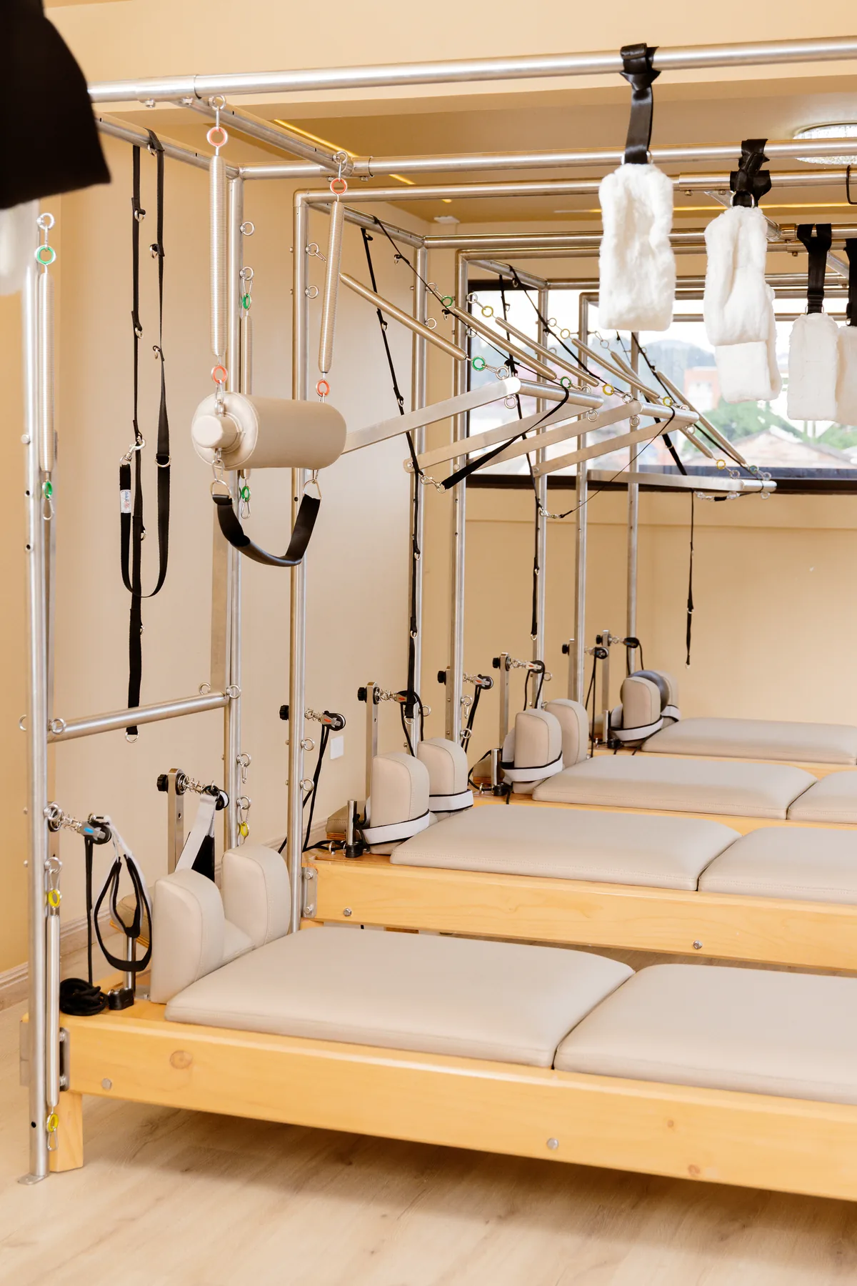 Estudio Xerneas vacío en luz cálida, preparado para una sesión privada